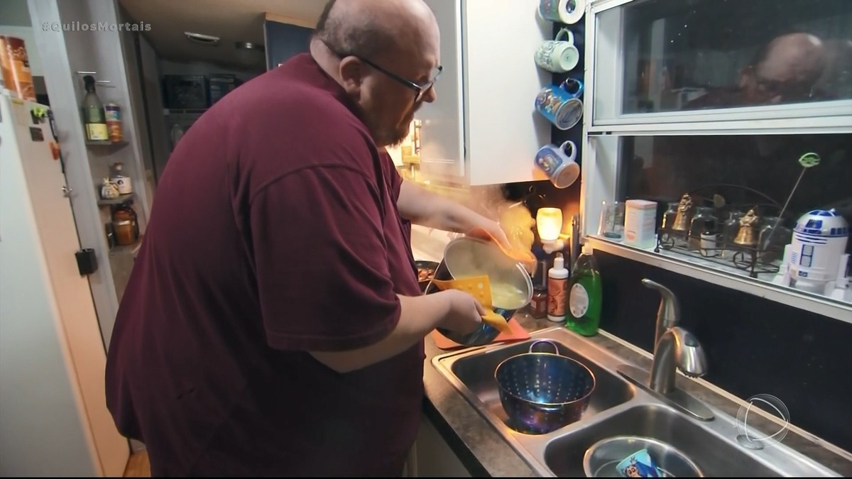 Michael cozinhando em episódio de Quilos Mortais