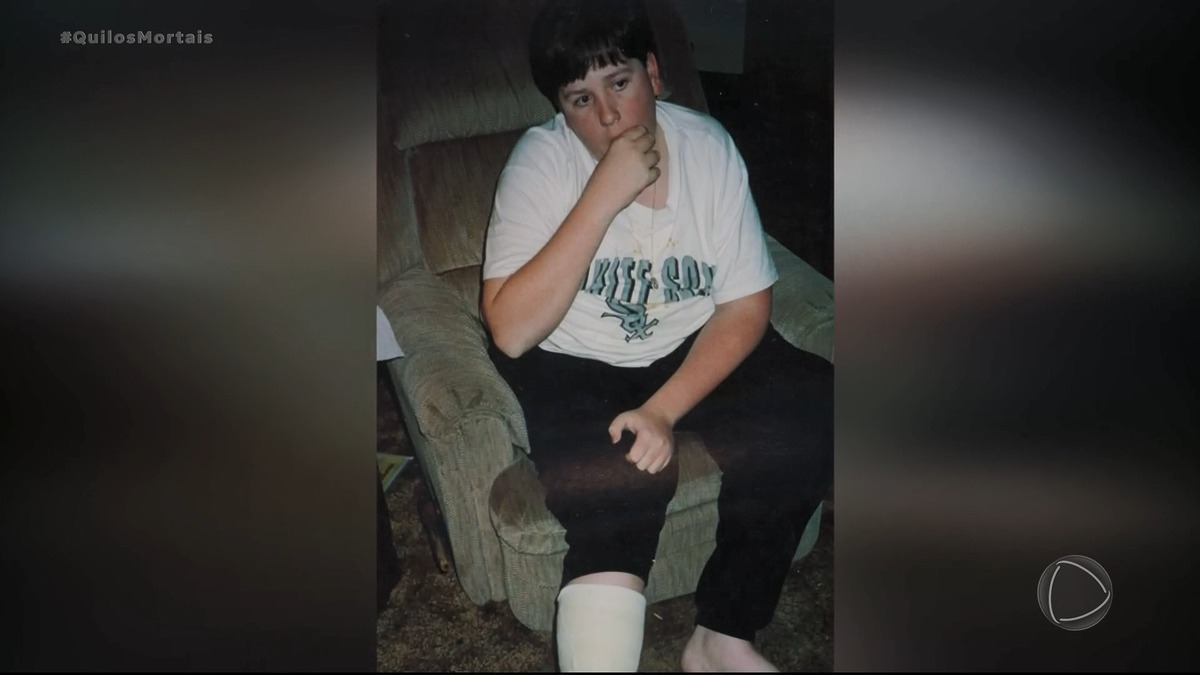 Michael na adolescência sentado na poltrona