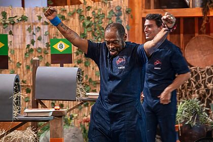 Thaíde ergue os braços e celebra vitória na Prova Do Fazendeiro