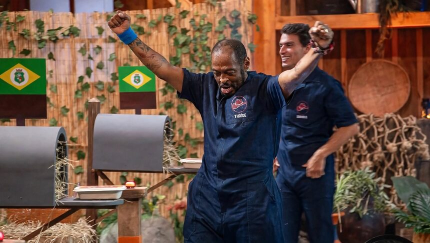 Thaíde ergue os braços e celebra vitória na Prova Do Fazendeiro
